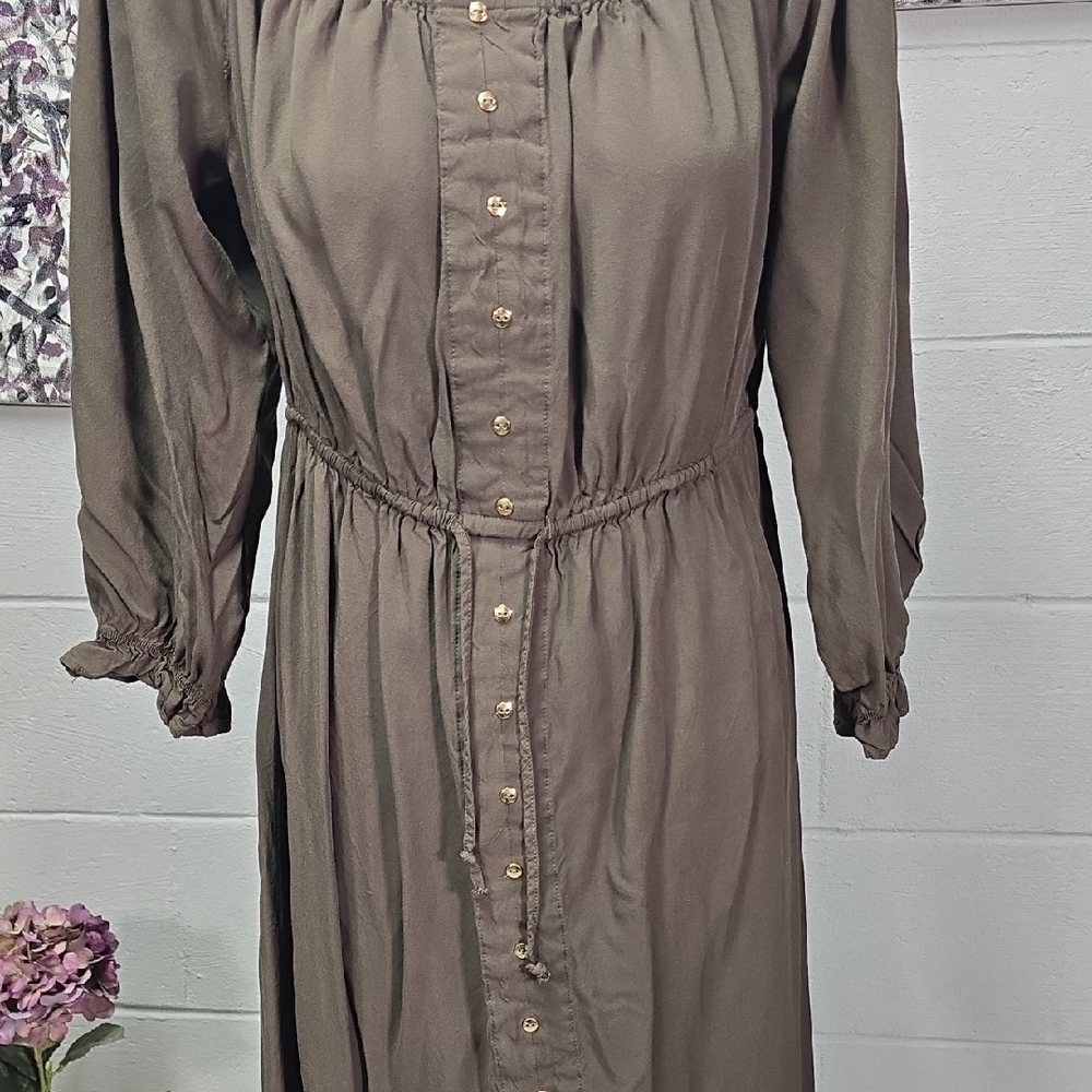 Chic Long Sleeve Button-Front Dress in Olive - Picture 4 of 11